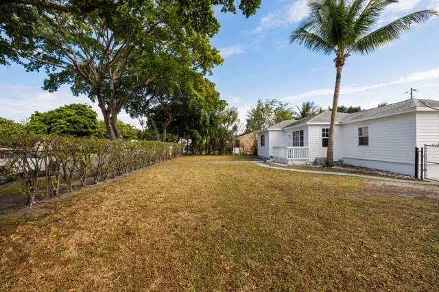$550,000 | 640 Forest Hill Boulevard, West Palm Beach, FL 33405