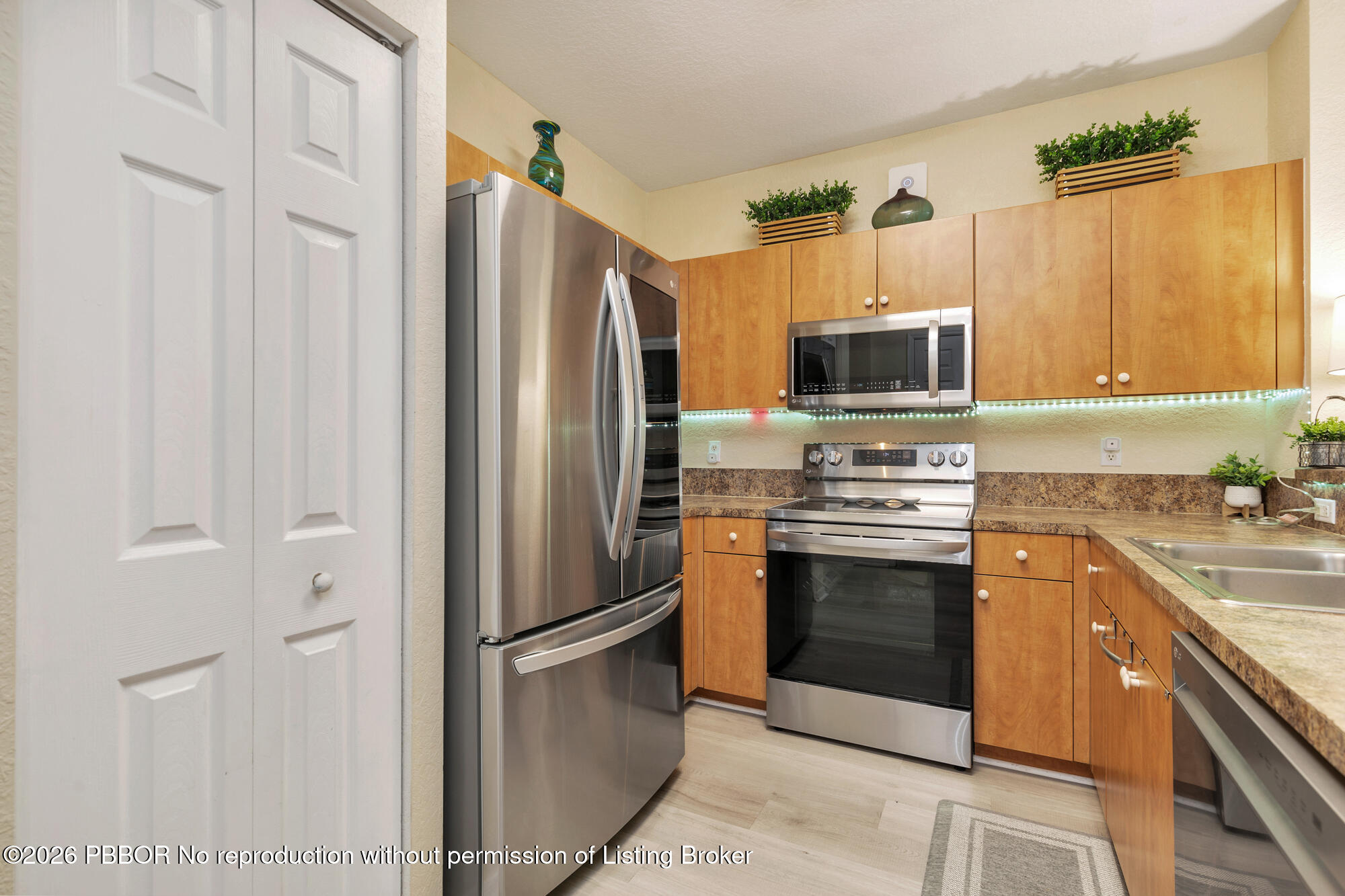 3725 Oleander Terrace, Unit 3725 Riviera Beach, FL 33404 - Photo 6 of 22 Kitchen