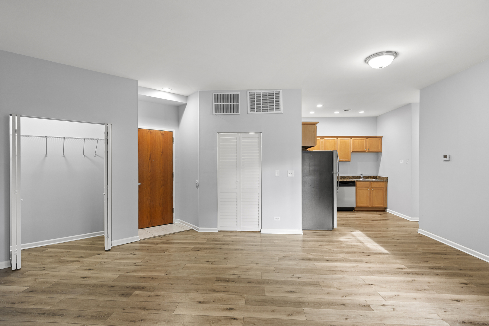 2451 West Howard Street, Unit 106 Chicago, IL 60645 - Photo 4 of 13