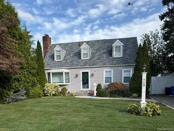 $999,000 | 28 Clifford Court, Malverne, NY 11565