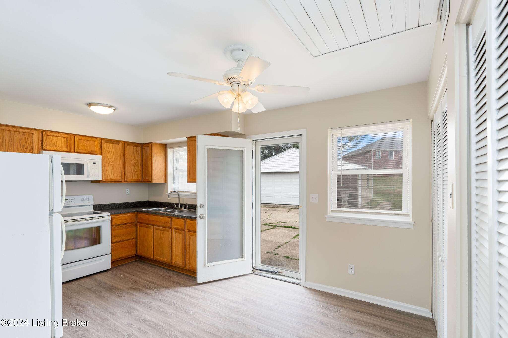 11209 Torrington Road Louisville, KY 40272 - Photo 16 of 32 11209 Torrington Rd-32