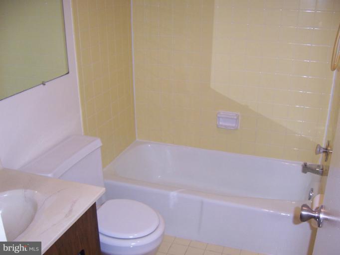 10004 Stedwick Road, Unit 104 Gaithersburg, MD 20886 - Photo 11 of 17 Bath (Master)