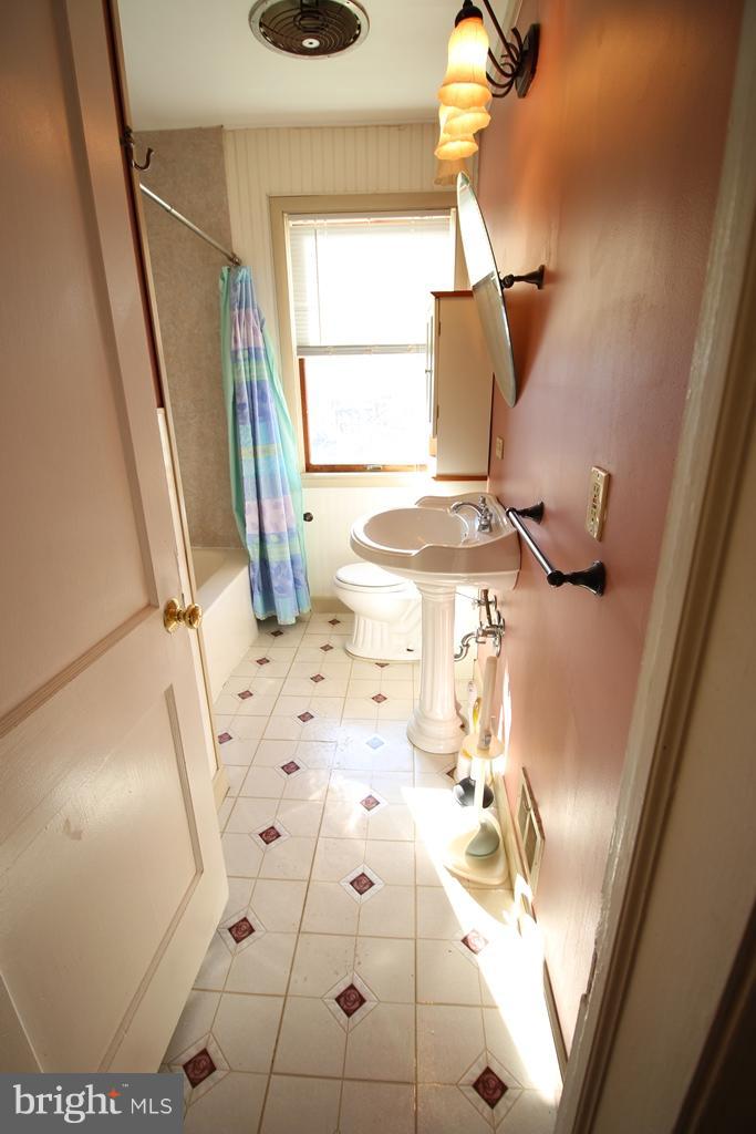 7208 Stratton Way Baltimore, MD 21224 - Photo 14 of 22 Bath
