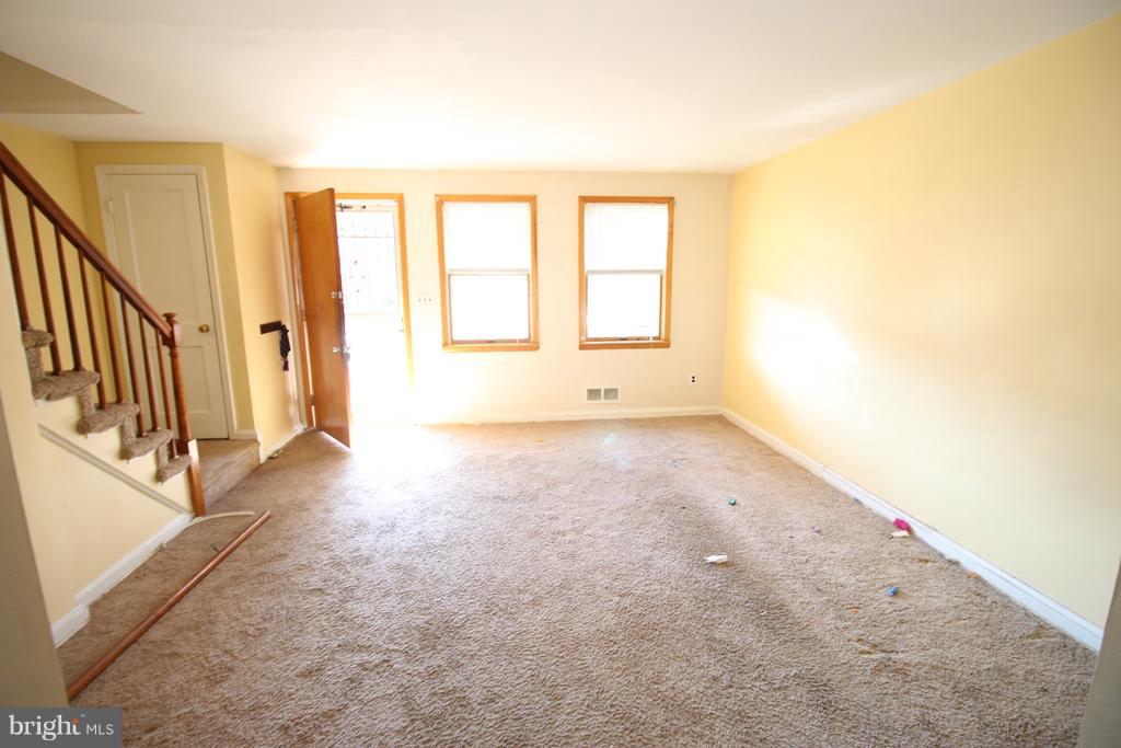 7208 Stratton Way Baltimore, MD 21224 - Photo 3 of 22 Living Room