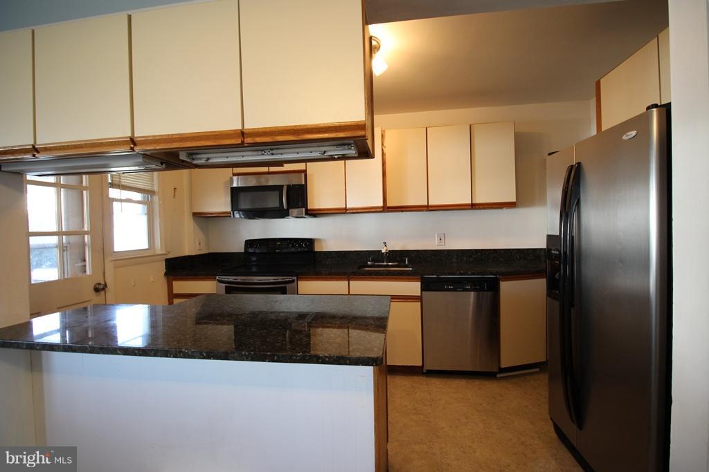 7208 Stratton Way Baltimore, MD 21224 - Photo 8 of 22 Kitchen