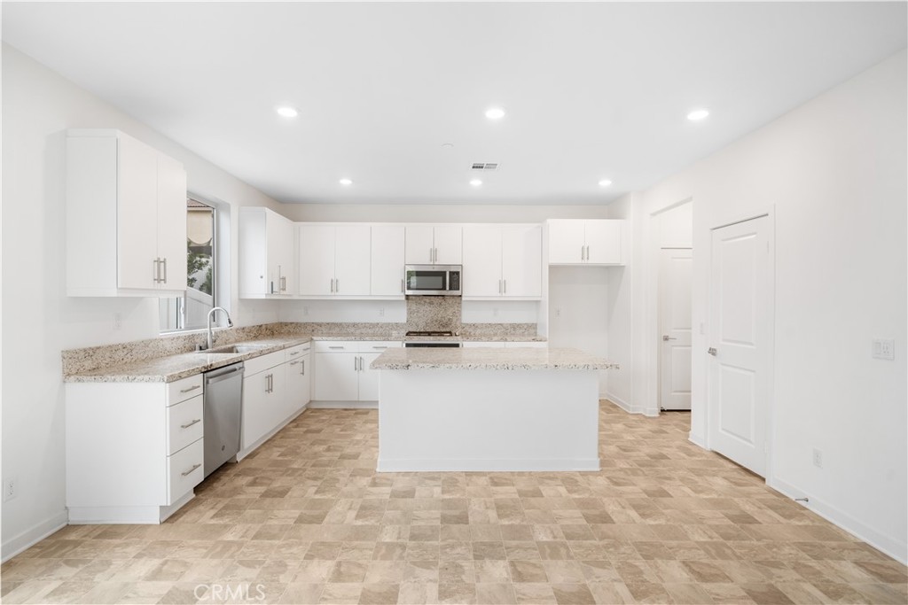 542 Colorado Drive Rialto, CA 92377 - Photo 12 of 68