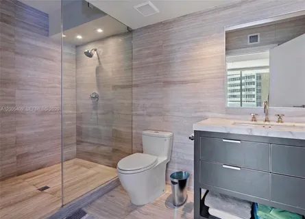 $3,900,000 | 10 Venetian Way, Unit 804, Miami Beach, FL 33139