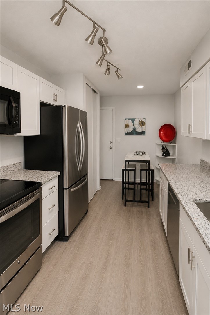 16575 Wren Road, Unit 3C Chagrin Falls, OH 44023 - Photo 6 of 29 New Modern kitchen installed in 2024