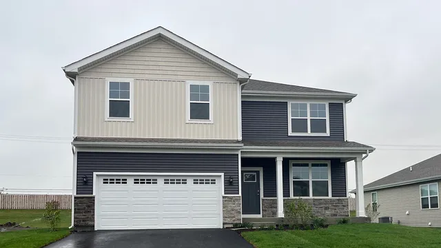 a view of a house with yard and garage