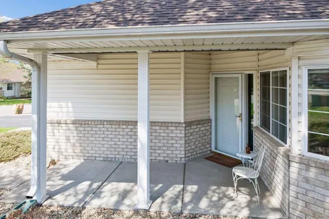 $334,900 | 14713 Courtyard Circle, Burnsville, MN 55306