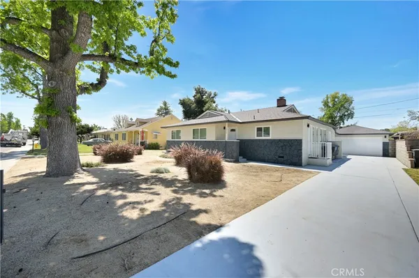 a view of a house with backyard