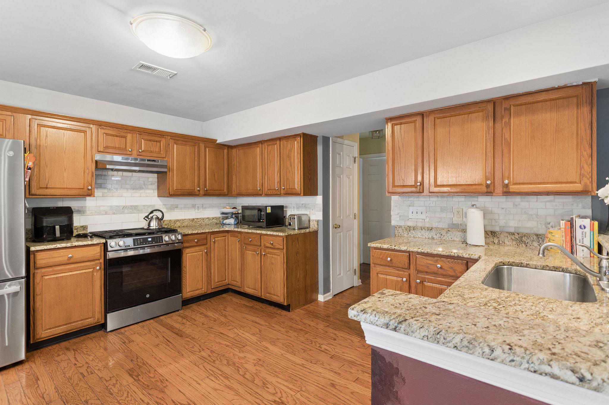 18 Hemingway Lane Columbus, NJ 08022 - Photo 13 of 27 Kitchen with stainless steel appliances