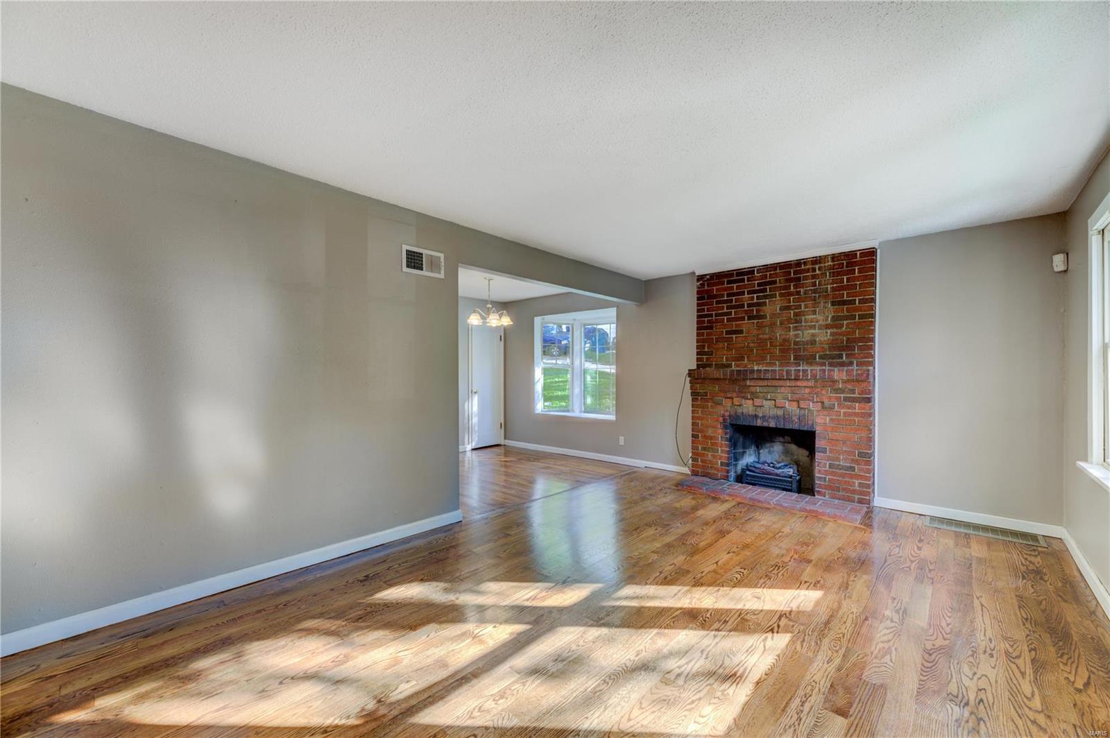 2998 Ridgeway Avenue St. Louis, MO 63114 - Photo 3 of 21 Gallery Image 3