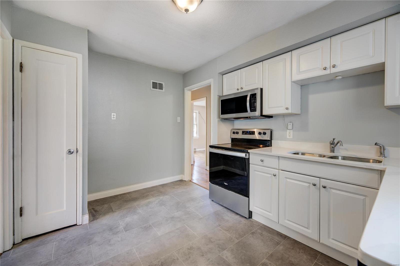 2998 Ridgeway Avenue St. Louis, MO 63114 - Photo 7 of 21 Gallery Image 7