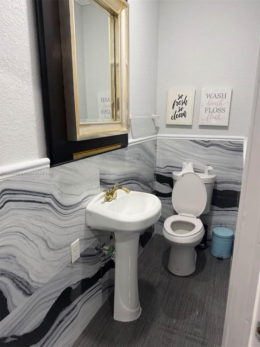965 Southwest 153rd Path Miami, FL 33194 - Photo 11 of 27 a bathroom with a toilet sink and mirror