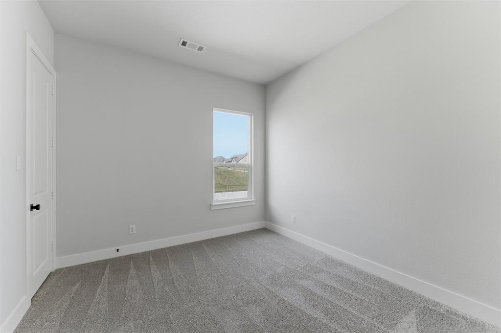 814 Vly Rdg Road Van Alstyne, TX 75495 - Photo 14 of 24 an empty room with a window