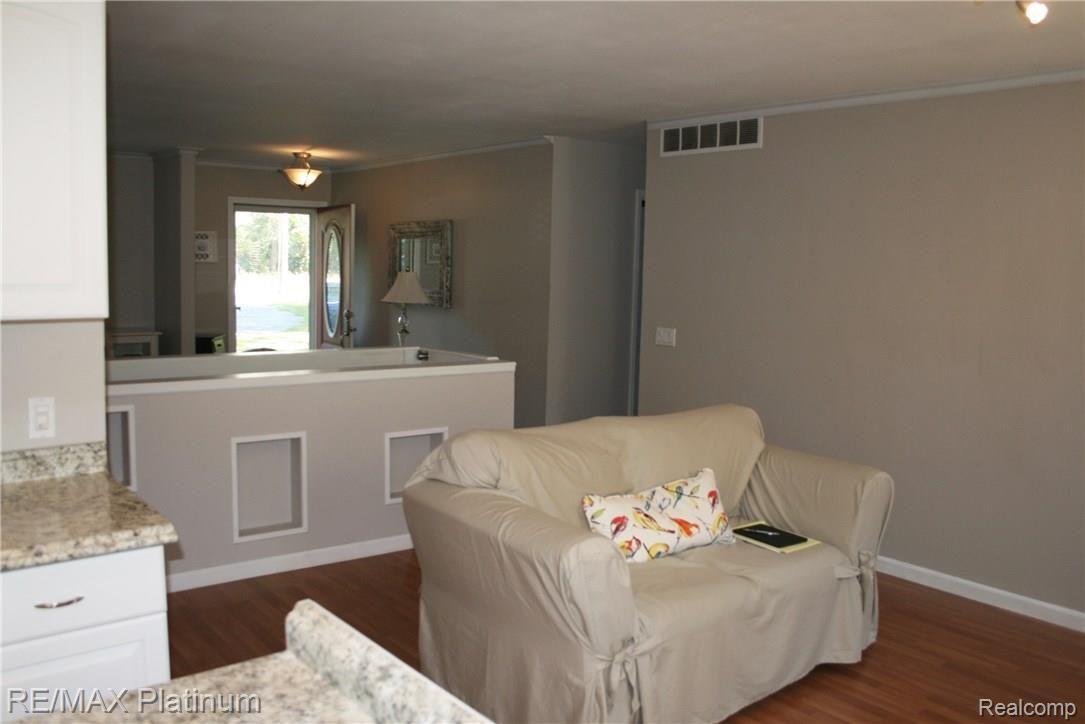 6284 Brighton Road Brighton, MI 48116 - Photo 7 of 20 IMG_1256.jpg