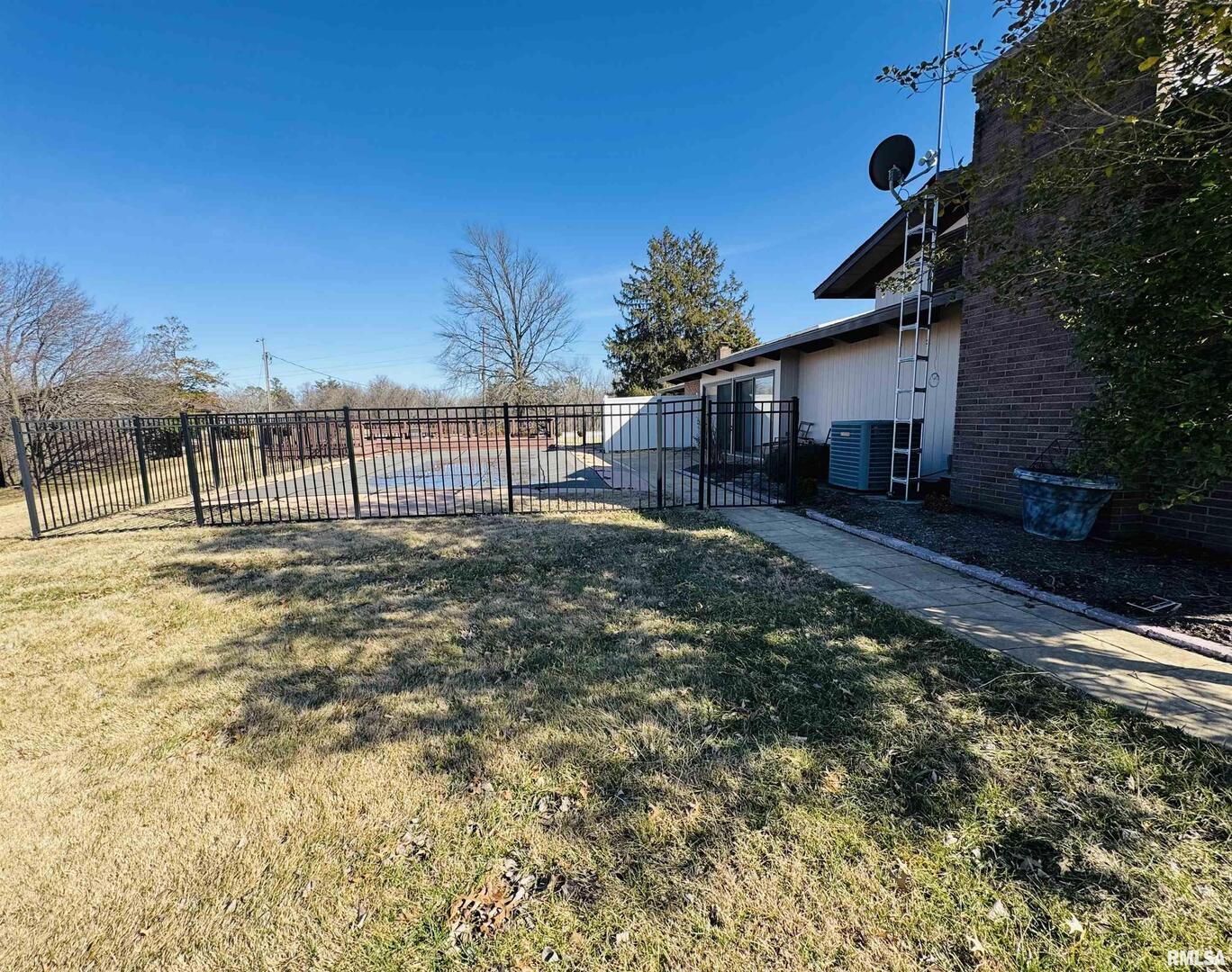 800 South Green Street Anna, IL 62906 - Photo 11 of 44 a backyard of a house with lots of green space