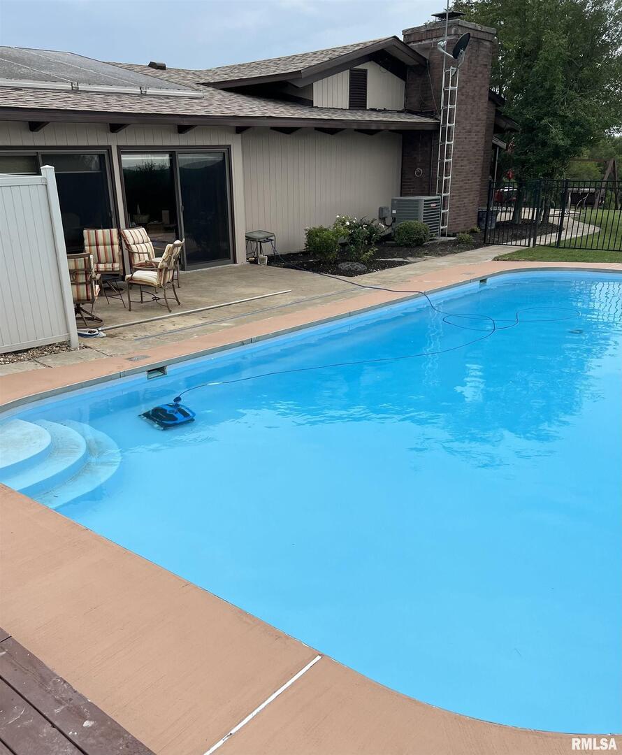 800 South Green Street Anna, IL 62906 - Photo 14 of 44 a house view with a sitting space