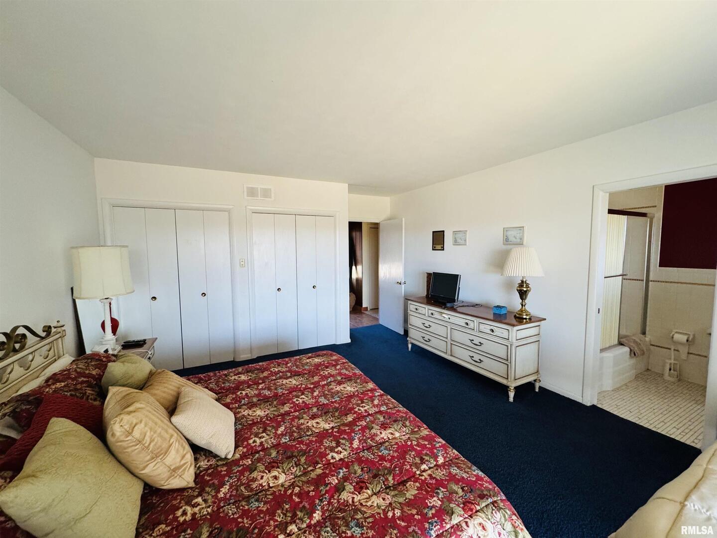 800 South Green Street Anna, IL 62906 - Photo 35 of 44 a bedroom with a bed and a desk