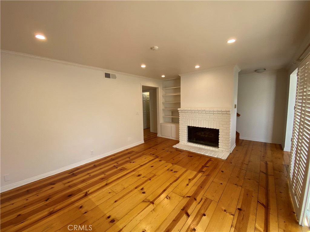 321 Emerald Street Redondo Beach, CA 90277 - Photo 3 of 10