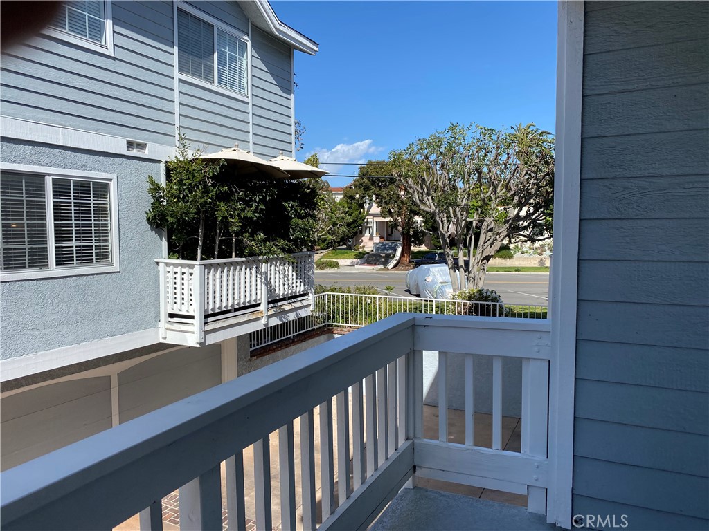 321 Emerald Street Redondo Beach, CA 90277 - Photo 6 of 10
