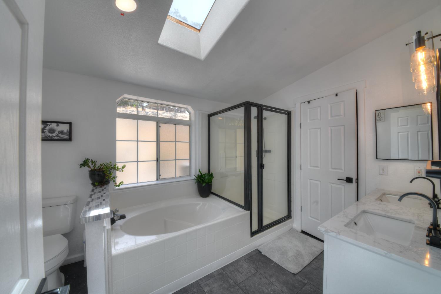 17045 Table Mountain Road Jamestown, CA 95327 - Photo 29 of 59 Newly remodled primary bath.