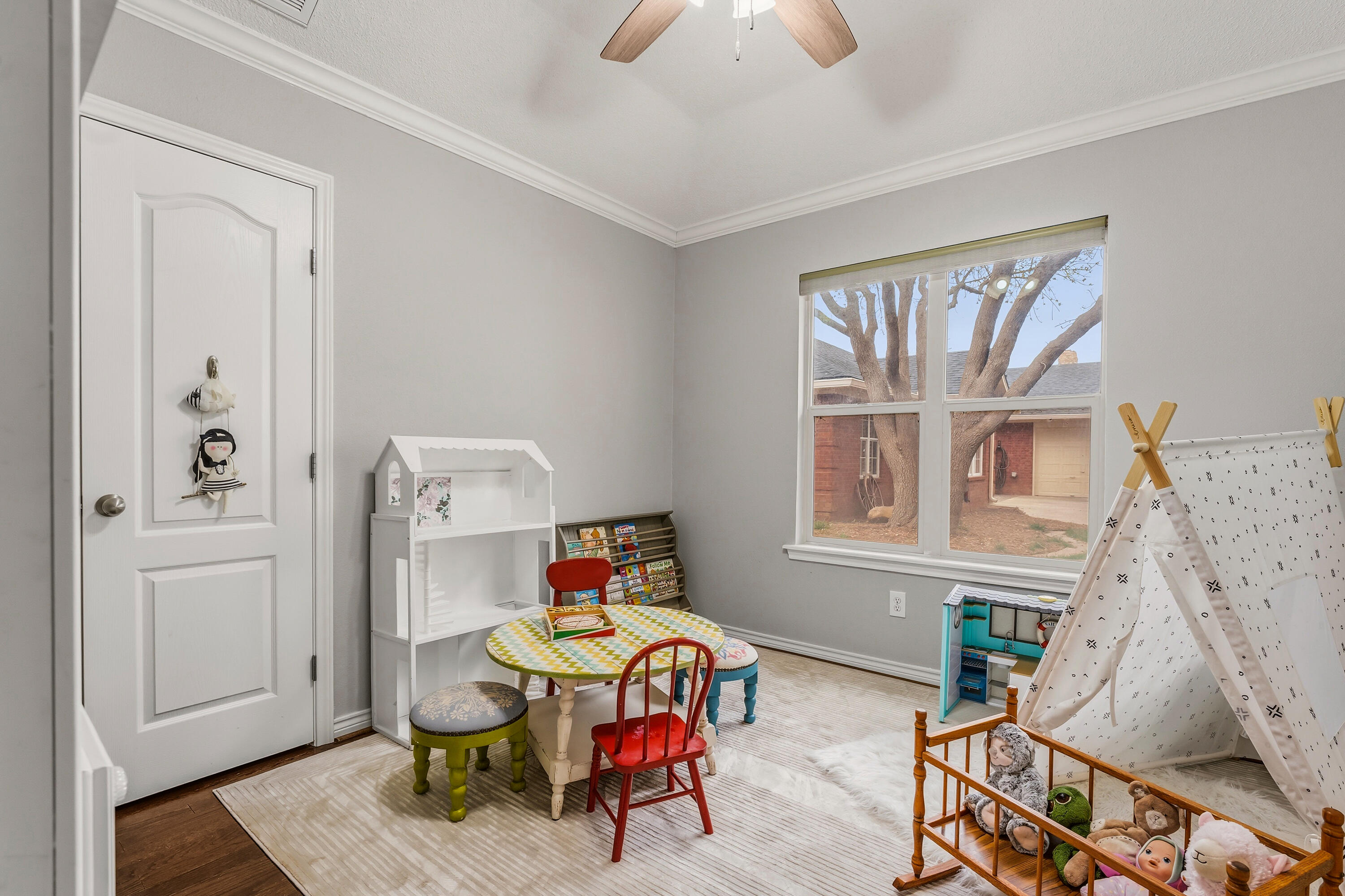 6903 87th Street Lubbock, TX 79424 - Photo 18 of 35 a bedroom with furniture and a window