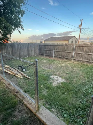 a view of a backyard