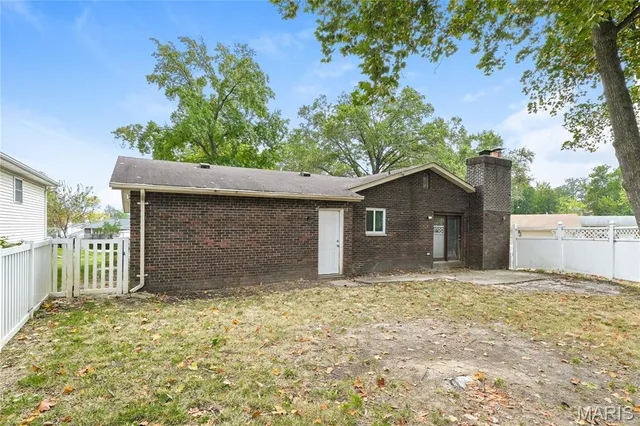 $1,975 | 1215 Dawn Valley Drive, Maryland Heights, MO 63043