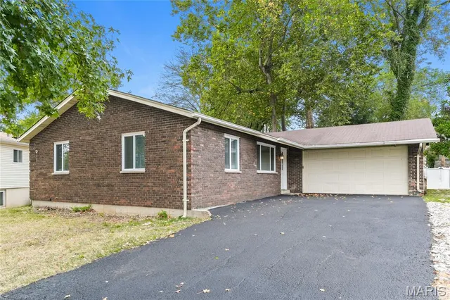 $1,975 | 1215 Dawn Valley Drive, Maryland Heights, MO 63043