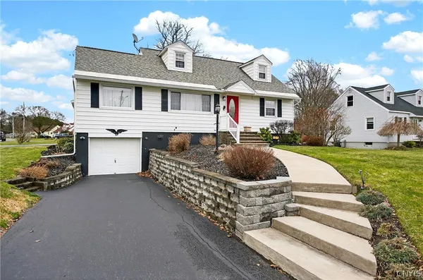 $359,900 | 101 Heather Lane, Camillus, NY 13031