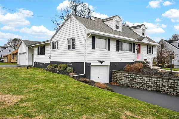 $359,900 | 101 Heather Lane, Camillus, NY 13031