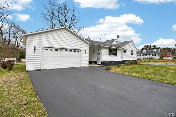 $359,900 | 101 Heather Lane, Camillus, NY 13031
