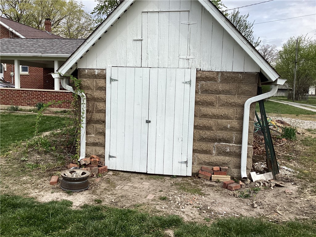 207 Edwards Street Altamont, IL 62411 - Photo 6 of 27 Gallery Image 6
