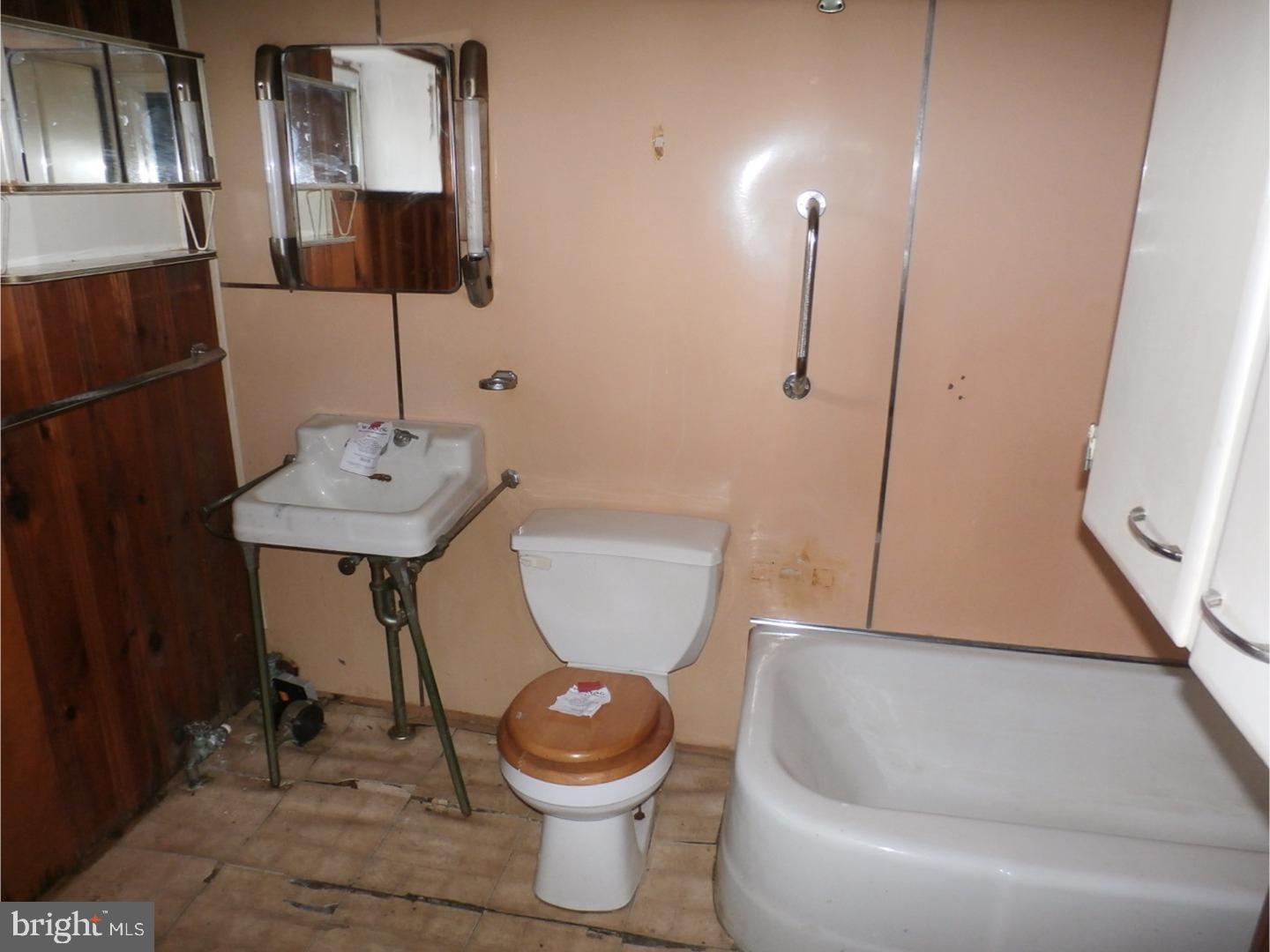 7564 Greenhill Road Philadelphia, PA 19151 - Photo 12 of 25 Bathroom