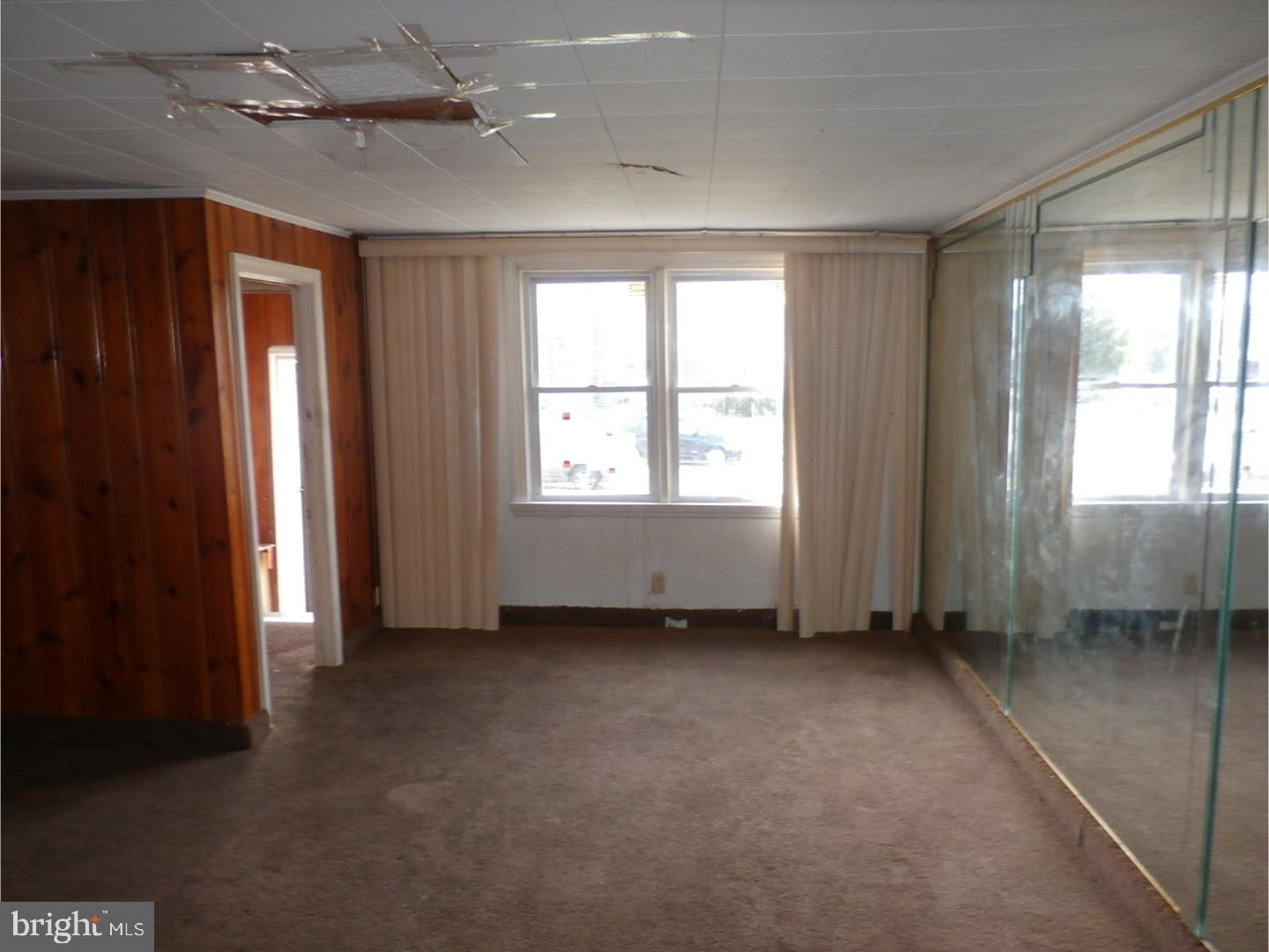 7564 Greenhill Road Philadelphia, PA 19151 - Photo 3 of 25 Living Room
