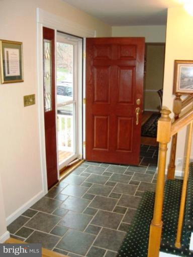 8225 Burnley Road Towson, MD 21204 - Photo 2 of 21 Entrance / Foyer