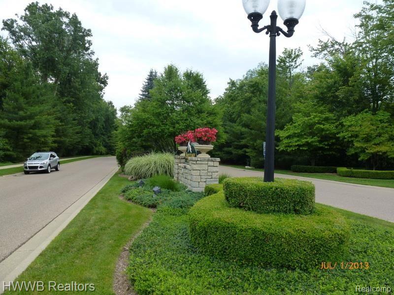 2266 Preserve Lane, Unit 30 Rochester, MI 48309 - Photo 6 of 44 Beautiful Landscaping andYou Don't Have to do the Work!