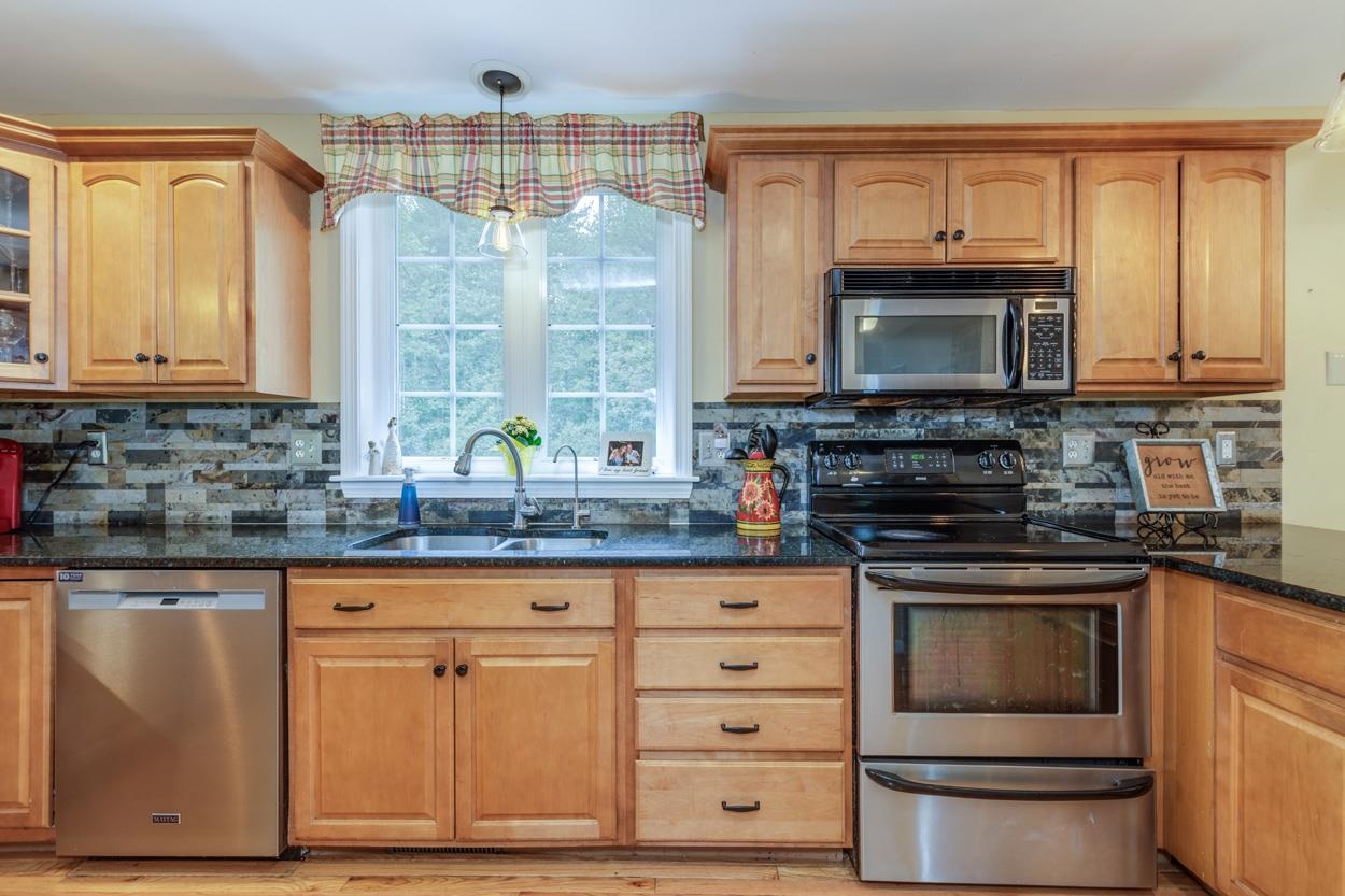 9 Misty Lane Hooksett, NH 03106 - Photo 7 of 57