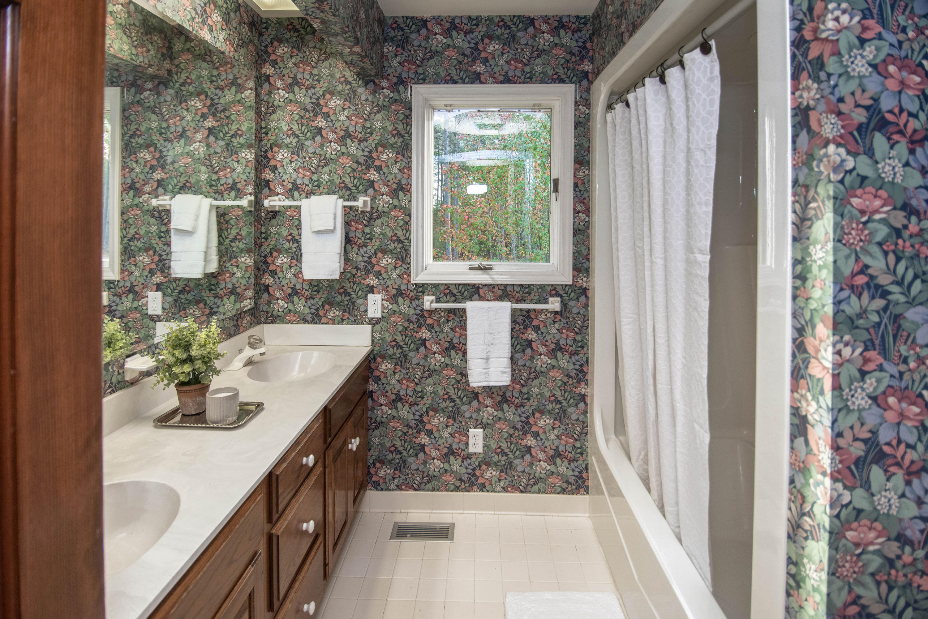 5308 McCall Road Rincon, GA 31326 - Photo 15 of 35 Master Bath with Linen Closet