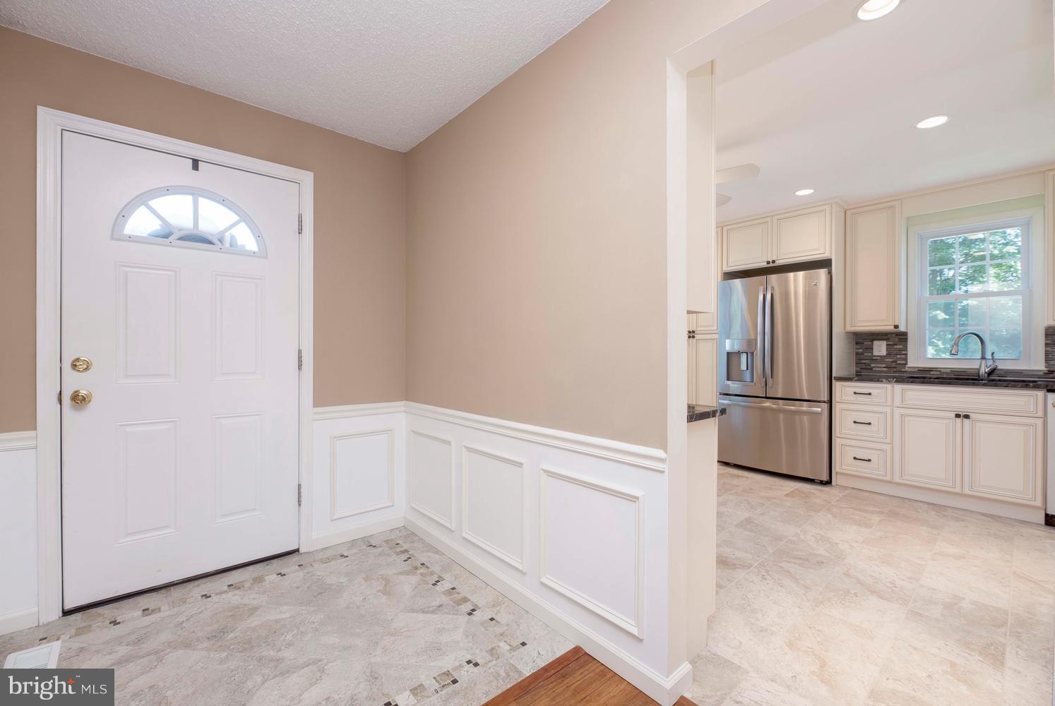 2901 Marsala Court Woodbridge, VA 22192 - Photo 3 of 30 View of Foyer and Eat-In Kitchen Space