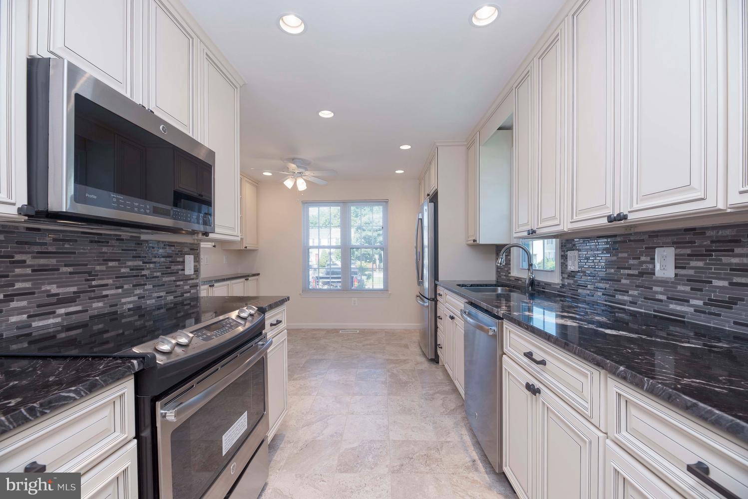 2901 Marsala Court Woodbridge, VA 22192 - Photo 6 of 30 New Granite Counters, SS Appliances, Cabinets