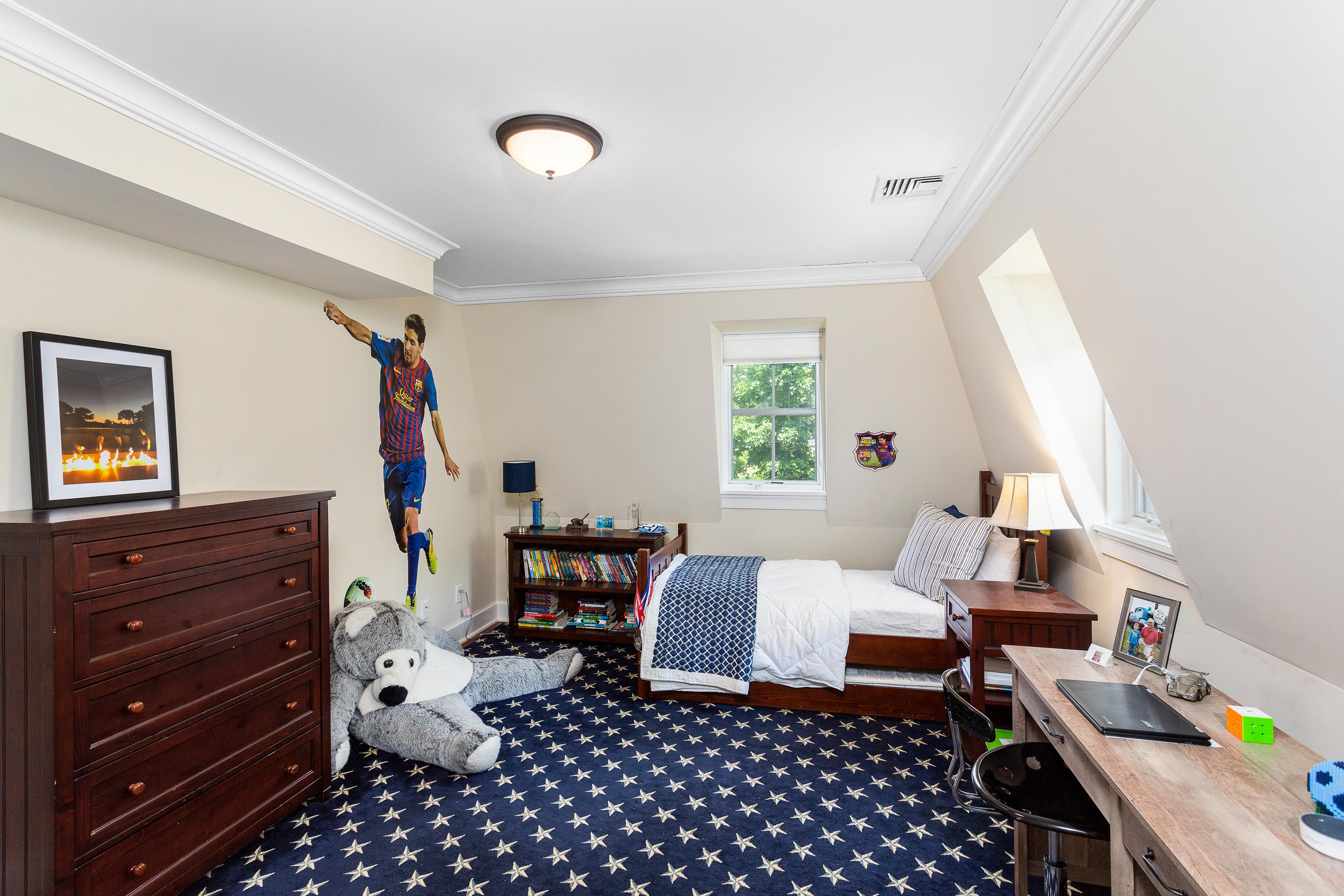 136 Pear Tree Point Road Darien, CT 06820 - Photo 31 of 56 a bedroom with a bed and a window