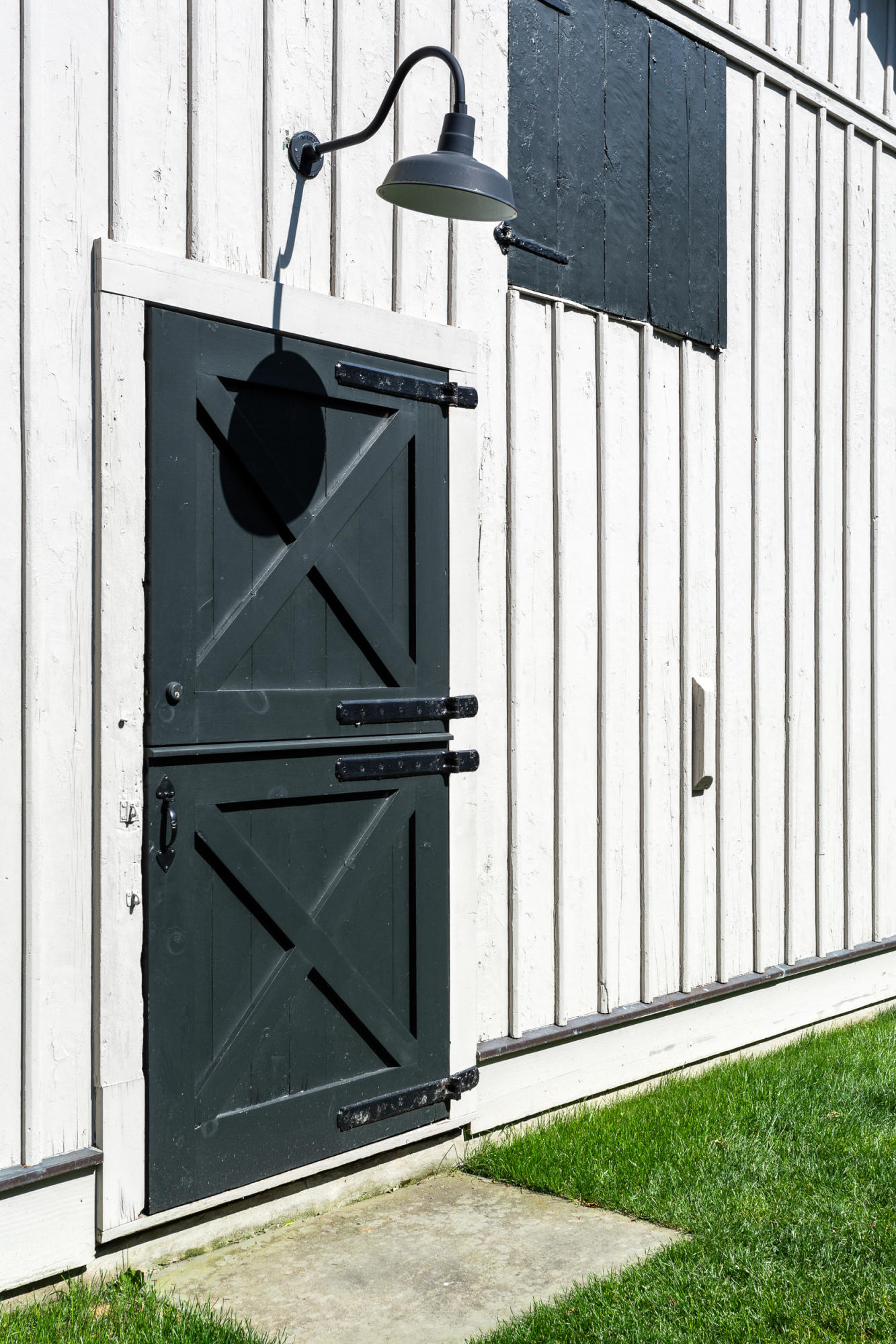 136 Pear Tree Point Road Darien, CT 06820 - Photo 8 of 56 a stove top oven sitting inside of a kitchen
