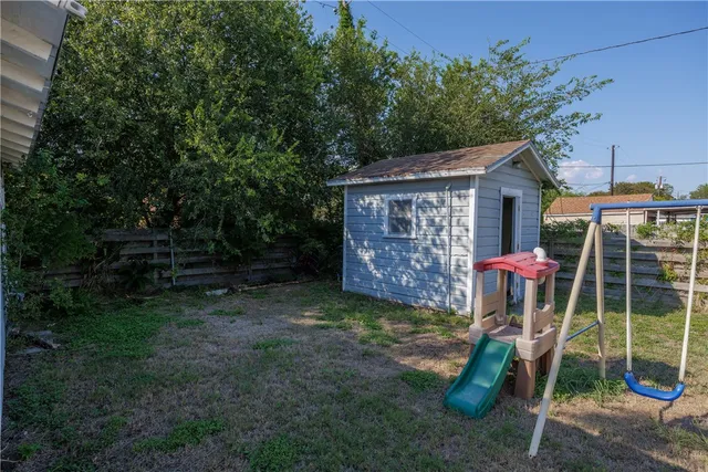 a view of a house with backyard and garden