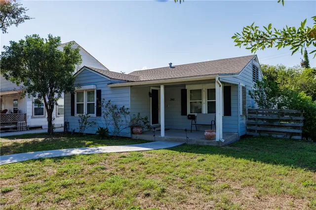 a view of a house with a yard