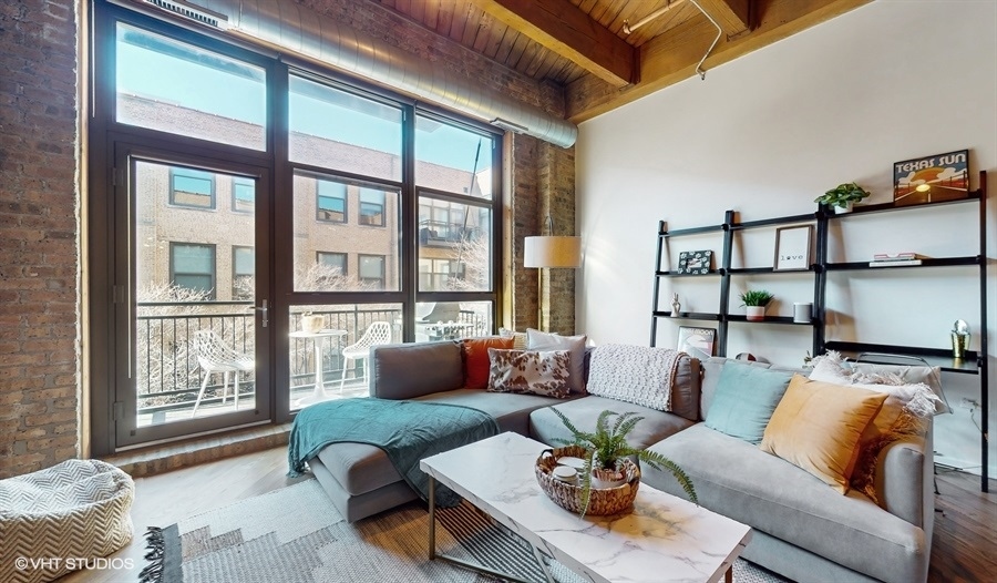 1040 West Adams Street, Unit 347 Chicago, IL 60607 - Photo 3 of 29 a living room with furniture and a window