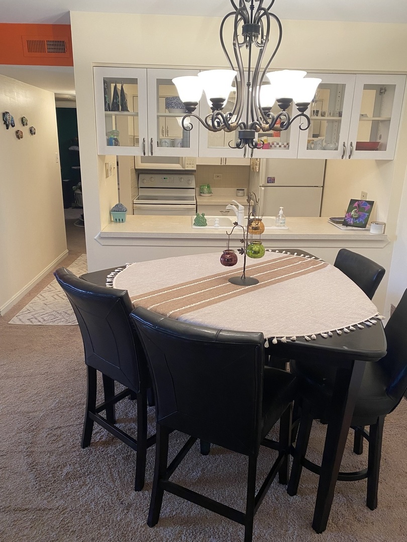5221 James Lane, Unit 1511 Crestwood, IL 60418 - Photo 2 of 13 a dining room with furniture and window