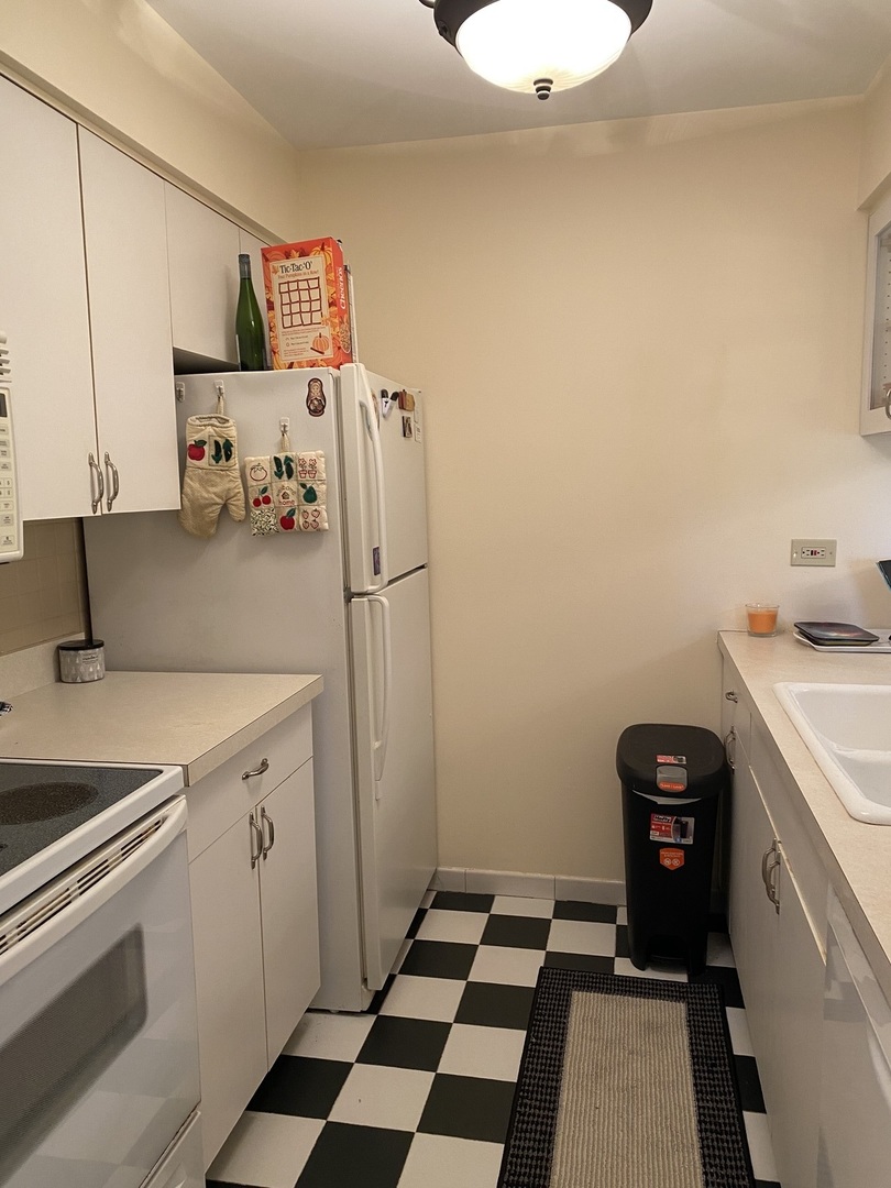 5221 James Lane, Unit 1511 Crestwood, IL 60418 - Photo 7 of 13 a view of a kitchen with fridge and sink